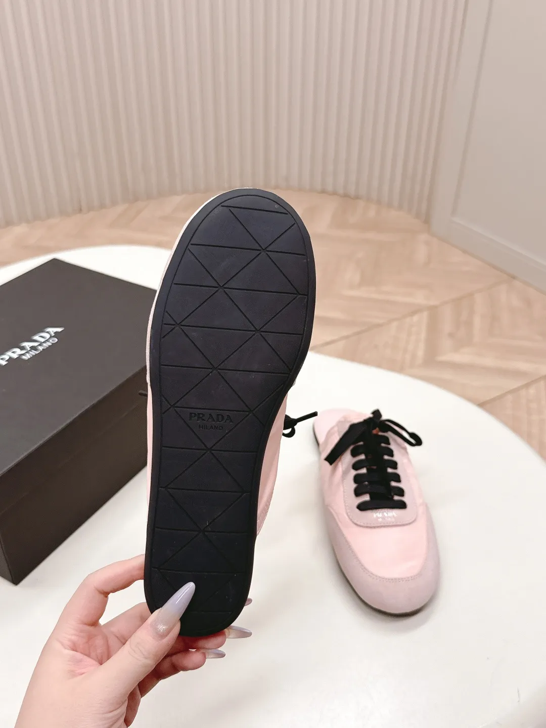 👟👟Ex-factory price 480👟👟 New color half-flop Prada Collapse regenerated nylon and suede leather stretch half-flop 2025 spring and summer latest catwalk style Forrest Gump slippers Fashion item thin casual slippers This ultra-light sports shoe is made of regenerated nylon and suede leather to create a three-dimensional shoe shape. The mixed materials highlight Prada's sports style and exquisite craftsmanship soul. The flat bottom design and elastic side cuffs make it easy to put on and take off with ease. The upper is decorated with a screen-printed logo ● Thin rubber sole · Removable leather insole upper, a casual shoe that is light, easy to wear and practical, with an original molded rubber outsole! Encounter a variety of colors combined with Forrest Gump shapes and iconic details such as Prada regenerated nylon to interpret a new style. Size: Women’s size. 35～39# 40.41